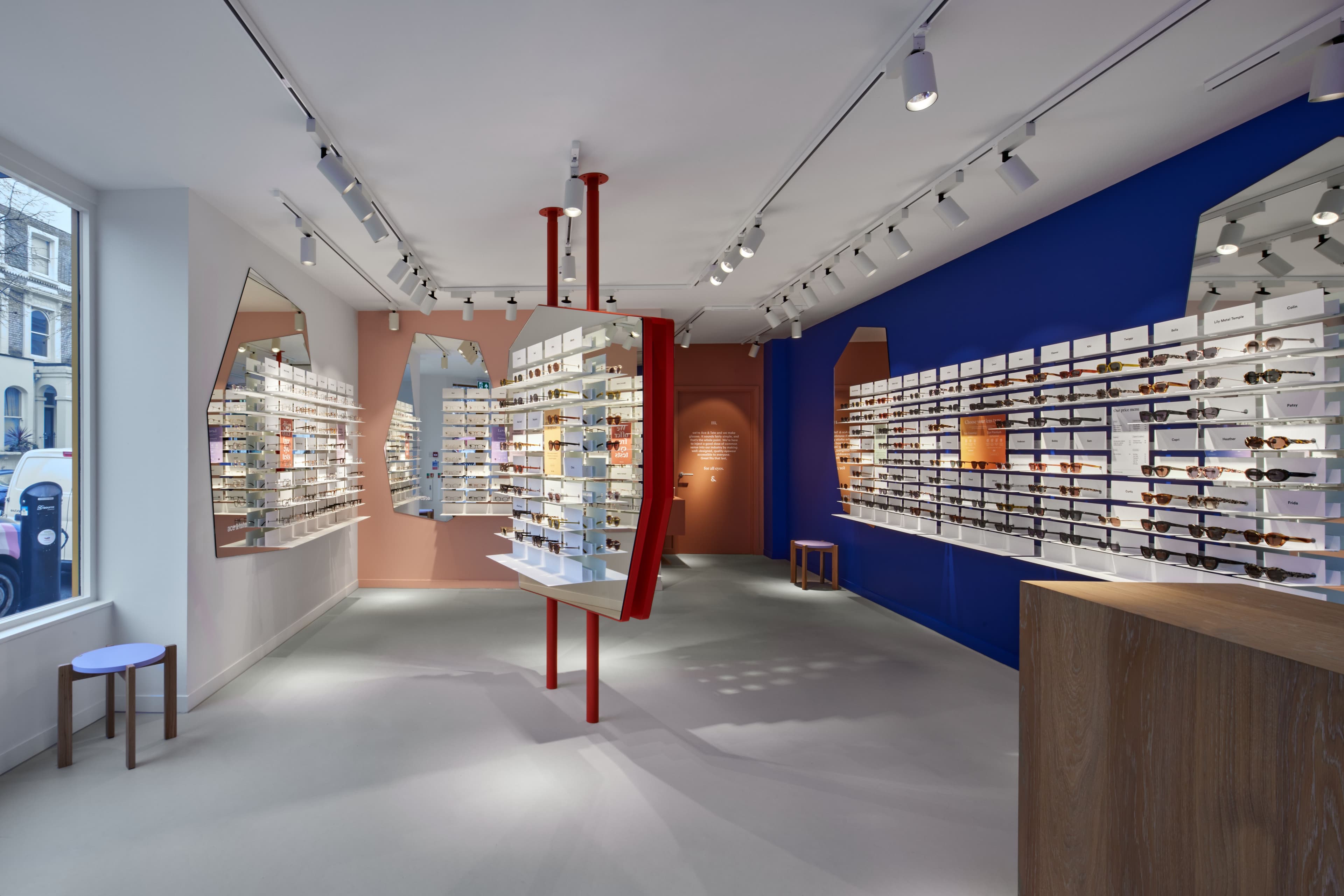 Showing interior of Ace & Tate Portobello Road store in, Reino Unido, Londres, Notting Hill