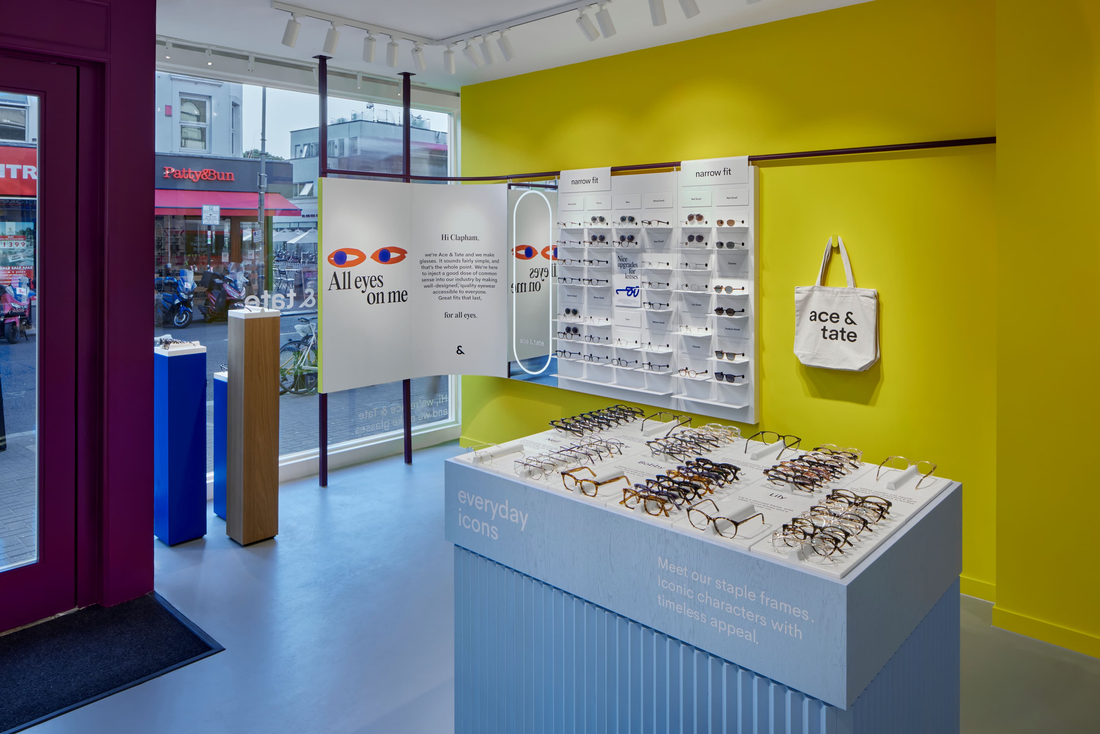 Showing interior of Ace & Tate Northcote Road store in, Reino Unido, Londres, Clapham