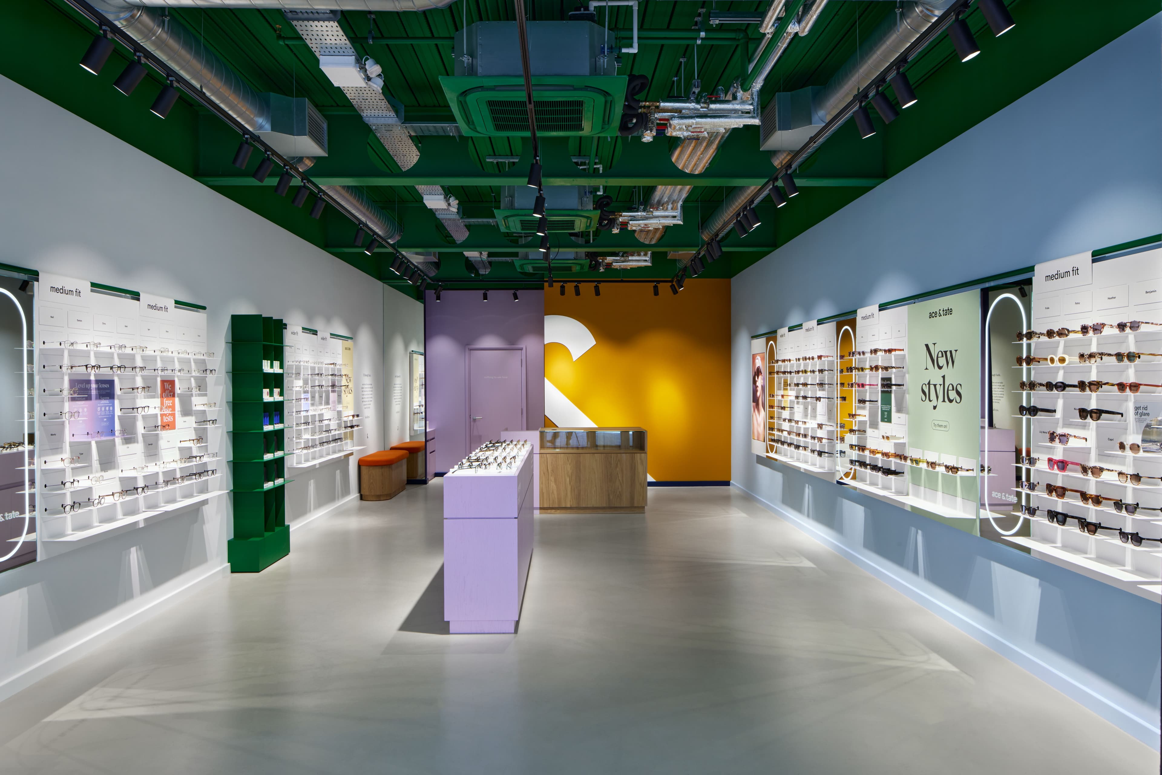 Showing interior of Ace & Tate Dirty Lane store in, Reino Unido, Londres, Borough Yards